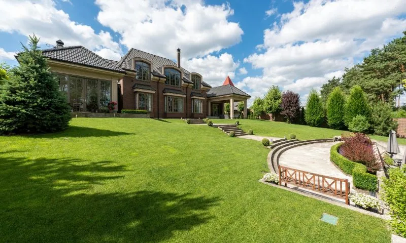 Addressing Common Commercial Landscaping Challenges 